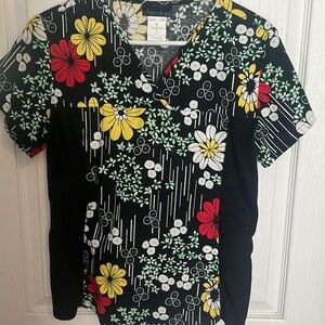 Cherokee side pocket slimming black floral scrub top szS